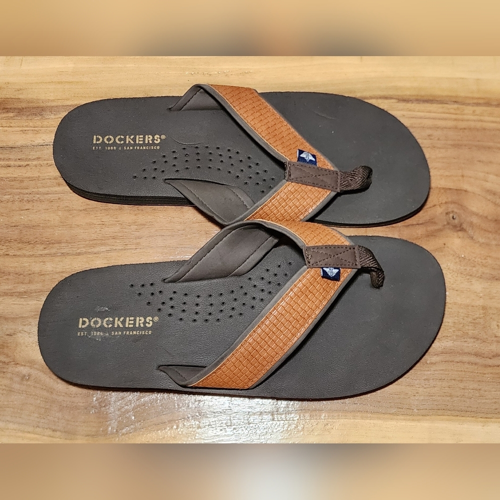 Dockers Men's 8-9 Tan and Brown Flip Flops Sandals